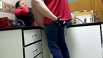 Casal Amador Explora Fantasias De Cuckold Na Cozinha