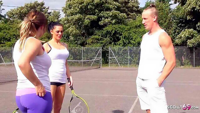 Une Milf Allemande Se Fait Baiser Par Le Meilleur Ami De Son Fils Après Un Match De Tennis