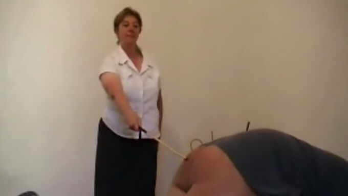 Oudere Vrouw Straft Man Met Cane In Ruwe Milf-Video